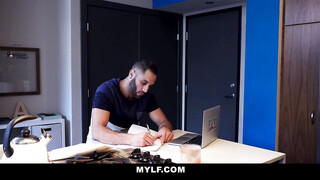 Gyönyörű világos szőke milf a konyhában megkúrelva