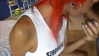 Piros hajú magyar kiscsaj cidázik