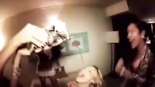 Tini kiscsaj a nevelő testvérén lovagol