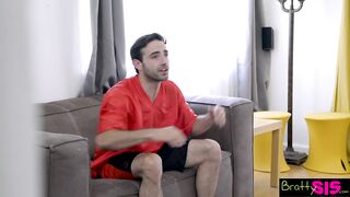 A bombázó tini hölgyemény tv nézés helyzett szopna
