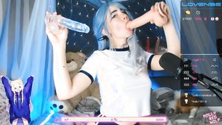 Tini kiscsaj két műdákót szop