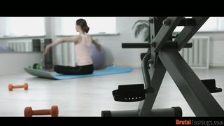Jogázó tini kisasszonyt közösül popóba az edő