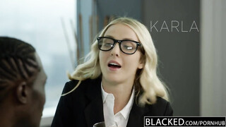 Karla Kush muffja befogadja a méretes pélót