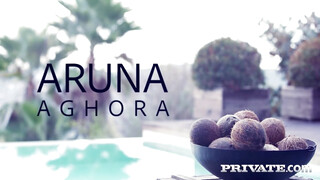 Aruna Aghora kicsike puncija finoman megdöngetve