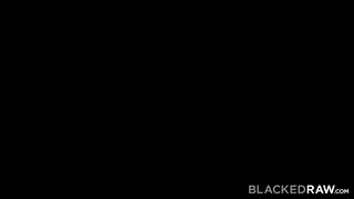 BlackedRaw - Oxana Chic fiatal nőci rábukik a faszra
