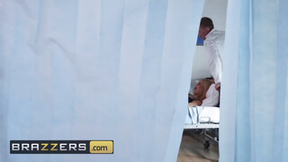 Brazzers - Bonnie Rotten púzójában az óriás hímtag