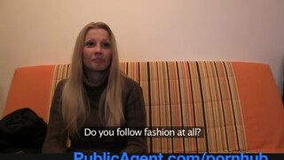 PublicAgent - Bella Karina a méretes cickós világos szőke