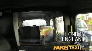 FakeTaxi világos szőke lányt nem nagyon zavarja az idősebb himbilimbi
