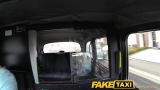 FakeTaxi izgató bige engedi popóba is