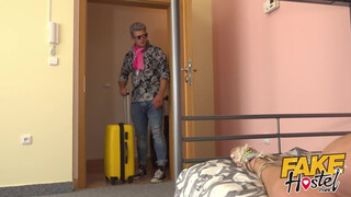 Fake Hostel szűk pinájú olasz hölgyemény és dupla hímtag