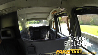 FakeTaxi amerikai félvér hölgyemény kúrni akar