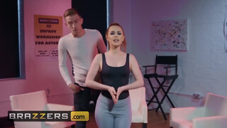 Brazzers - Ella Hughes muffjában a hatalmas dákó