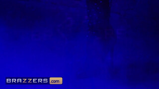 Brazzers - Cherie Deville hátsó bejárata is megbaszva