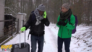 Méretes tőgyes tini spiné és a turista srácok - Fake Hostel