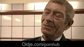 Magyar pornófilmes kiscsaj dug vén csávóval - Oldje