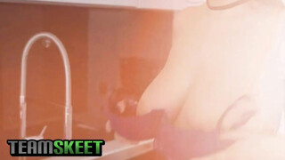 TeamSkeet - bögyös debella kiscsaj és a kicsike faszi esete