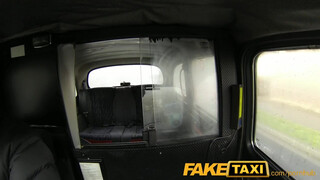 FakeTaxi - Világos Szőke hatalmas seggű kiscsaj megrakva