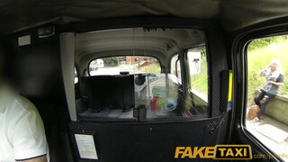 Faketaxi - szőrös pinájú milf kiscsaj kúrel egyet