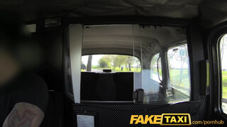 FakeTaxi - ártatlan pici tini lány és a vastag nyeles aszpirin
