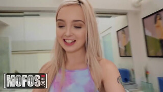 MOFOS - Lexi Lore durván popóba tolva