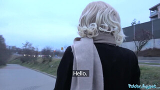 Public Agent - világos szőke csoki picsa és a vastag fallosz