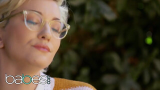 Babes - Skye Blue a méretes mellű szöszi