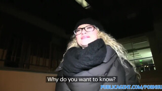 PublicAgent - Gyönyörű szemüveges szöszi