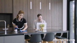 Private com - Marina Gold a hatalmas seggű szobalány