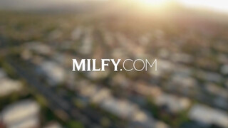 MILFY - Angelina és az óriás farkú srác