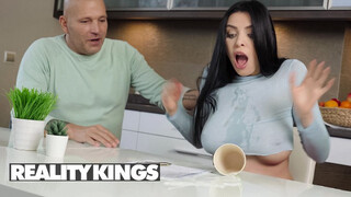 REALITY KINGS - Kira Queen a szomszéd manussal szexel