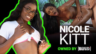 Mofos - Nicole Kitt a szexy méretes cickós barna hölgyemény