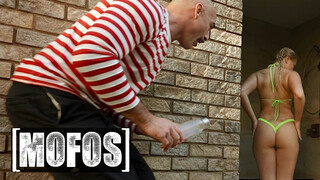 MOFOS - Harley King a fullos világos szőke tini picsa