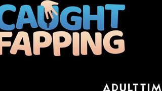 ADULT TIME - Bugyiszagoló tini rajtakapja, ahogy a MILF Rachael Cavalli peckezik – és megdugja a ribanca ágyán