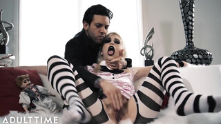 Small Hands durván fegyelmezi a goth szexi Chloe Cherryt kemény anális szexszel