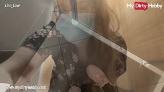 Lina Love mellbimbós spiné masturbál közkonyhában