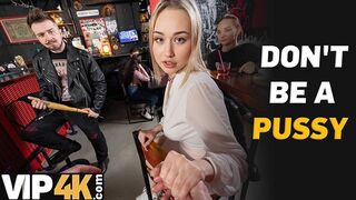 Bátor világos szőke pornófilmes reszeli idegen krapekot a bárban