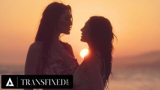 Alkonyat után hardcore baszás: Tori Easton rendesen megdugja Charlotte Sins bikini babát