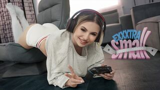 Kicsike tini lány Aria Banks elkapja magas mostohabátyját Chris Epicet, aki a szobájában kézimunkázza a rúdja