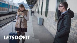 Selvaggia tini spiné felfogta Charlie Dean méretes faszát egy gyors pov dugásra