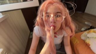 Aranyos tini cumizza a rúdja – legjobb cumizás show