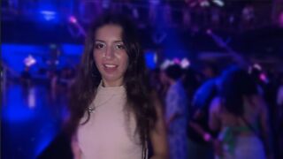 Szarvas kisasszony egyezett meg a klub wc-jében történő vad dugásba