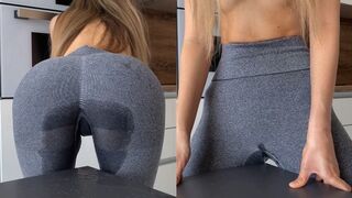 Tini kiscsaj vadul dörzsöli magát az asztalhoz, amíg a leggingse telis-tele spriccel