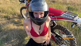 Dögös motoros picsa leszopja a motorost az enduro mezőn