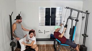 Exkluzív! asszony rendesen megbassza férjét hátulról az edzőteremben!