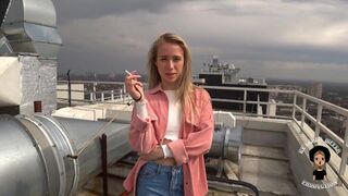 Dögös kurva majdnem lenyelte a pélót az utcán