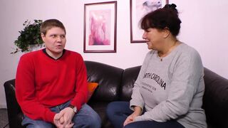 Vörös hajú milf méretes mellekkel cidázza a farkat és hagyja hogy durván megdugják