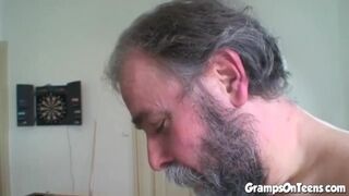 Tini vörös kiscsaj cidázza és lovagol a nagypapa farkán